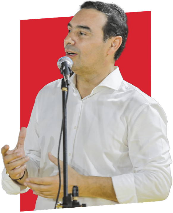 Gustavo Valdes hablando por el microfono